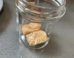 Step <p>Una vez tenemos todo listo, empezamos a remojar en la leche con chocolate los trocitos de bizcocho y los colocamos en el fondo del baso como base. </p> illustration