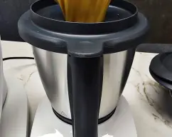 Step <p>●Coloque la cesta en lugar de la tapa de cubilete y caliente 15 min / 100°/ vel 1</p><p>●Cuando suene el Thermomix Friend retira el varoma con cuidado y reserva que se mantenga caliente </p><p>●Pasar la salsa de cocina (almejas) un tazón grande y lo usaremos más tarde</p><p>●Retirar con cuidado el vaso con agua hirviendo del Thermomix e introduzcalo en el Thermomix Friend y quitar cubilete </p><p>●Añadir los espaguetis atraves de la tapa de Thermomix y cocinar 11 min/ 100°/giro inverso /vel 1</p><p>Continuar con la receta </p> illustration