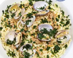 Step <p>●Agregue las almejas con sus conchas y el perejil picado,después mezclas suavemente </p> illustration