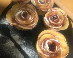 Step <p>Quitar el corazón a dos manzanas y cortarlas por la mitad con nuestro laminador en modo fino o grueso a el gusto laminar y echarlo en el agua una vez rompa a hervir,dejar 3 minutos hirviendo cuando haya transcurrido ese tiempo poner en nuestra bandeja varoma con papel de cocina para escurrir .</p> illustration