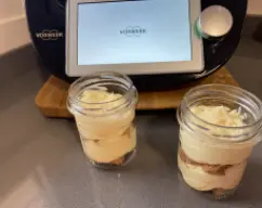 Step <p>Después añadimos la crema de mascarpone que hemos reservado en la manga pastelera. Así vamos montando capas.</p> illustration