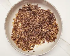 Step <p>Ponga 40 gramos de kadaif en una sartén y agrege cucharada de mantequilla y remueves hasta que se dore.</p><p><br></p><p>Transfiera la mezcla a un bol y lo déjelo a un lado.</p> illustration