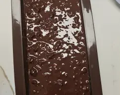 Step <p>Eche la mitad de la mezcla a un molde de silicona de 50x50x30 milimetros.</p><p><br></p><p>Metalo en el congelador durante 10 min.</p> illustration