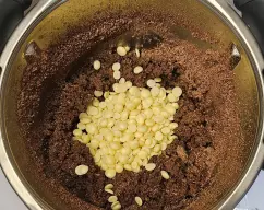 Step <p>Incorpore la manteca de cacao y programe 5</p><p><br></p><p>min/37 /vel 2</p><p><br></p><p>Mezcla con espátula y programe 5 min/37/vel 2</p> illustration