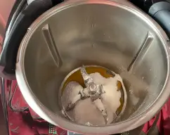 Step <p>Añadir la yema de huevo y 40g de azúcar glas. Mezclar 2 min/Vel 3</p> illustration