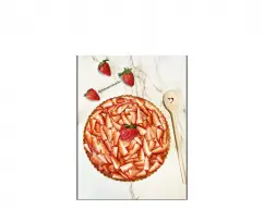 Step <p>Precaliente el horno a 170°C. Engrase un molde de tarta de Ø 26 cm.</p><p>Con el rodillo, estire la masa hasta obtener un disco de aprox. Ø 28-30 cm (puede hacerlo entre 2 láminas de papel de hornear o entre 2 plásticos) y colóquela cubriendo el fondo y las paredes del molde.</p><p> Pinche con un tenedor toda la superficie y los laterales de la masa. Cubra la masa con papel de hornear y ponga encima las legumbres secas o bolitas de cerámica para que la masa no suba al hornearse.</p><p>Hornee durante 15 minutos (170°C). Retire las legumbres y el papel para hornear y hornee otros 10 minutos (170°C) o hasta que esté dorada. Retire del horno y pincele con la clara de huevo ligeramente batida.</p><p>Ponga en el vaso la leche, las yemas, el azúcar, la harina, la maicena y la sal y programe 7 min/100°C/vel 4. Vierta la crema sobre la tarta y extiéndala de manera uniforme con la espátula.</p><p>Coloque las fresas sobre la crema. Reserve en el frigorífico durante al menos 1 hora. Corte en porciones y sirva.</p> illustration