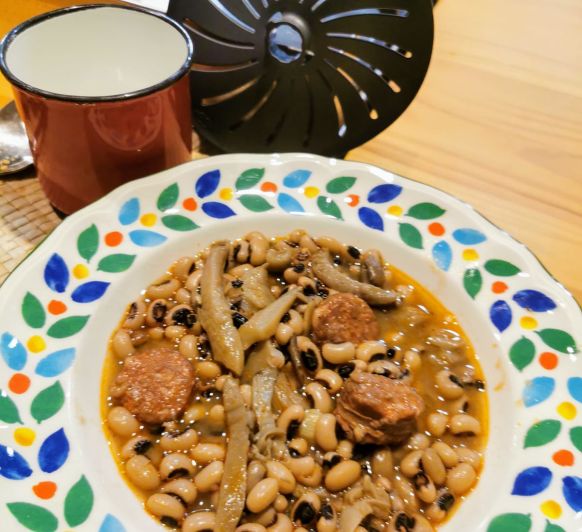Judias carillas con chorizo y setas de temporada, cocción lenta