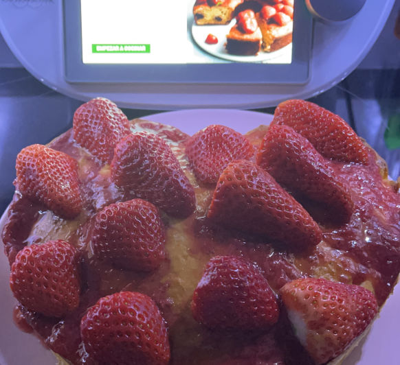Bizcocho de Lima con salsa de fresas