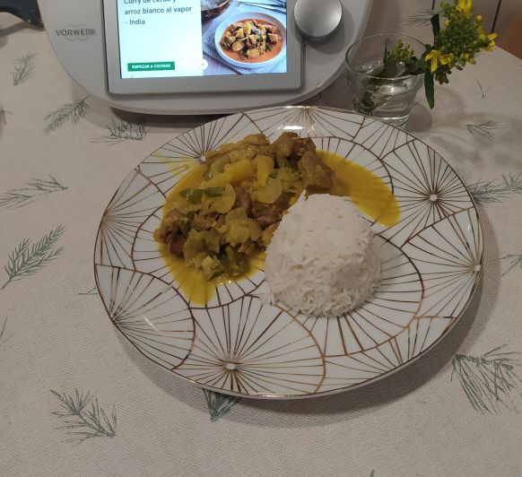Cerdo al curry con arroz al vapor